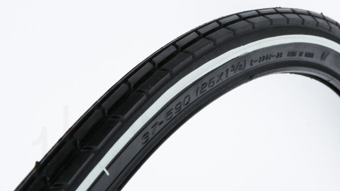 CST Classic Tradition Dæk |  26 x 1 3/8'' / 37-590 | Sort Med Hvid Stribe .